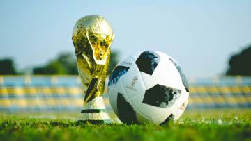 还记得C罗这记震撼全场的头球吗？（配图示意）